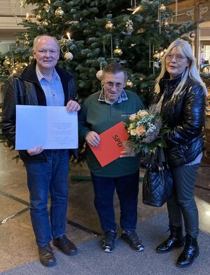 Barbara Scharf (re.) und Dr. Bernd Vilsmeier (li.) dankten Willi Lommer (mi.).