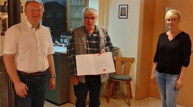 Ehrenvorsitzender Gerhard Schuster (mi.) wurde für 45 Jahre treue und aktive Mitgliedschaft im SPD-Ortsverein geehrt
