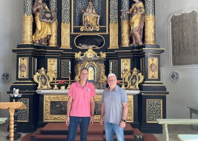 MdB Christoph Schmid in der Schlosskapelle Otting mit Bürgermeister Lechner