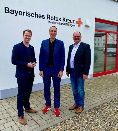 Über Notlage der Rettungsdienste informieren sich F. Wamser, C. Schmid und G. Wiedemann im BRK-Kreisverband Dillingen