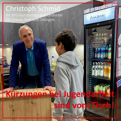 MdB Christoph Schmid im Gespräch mit einem Jugendlichen