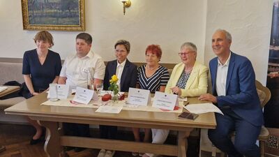 MdB Christoph Schmid zusammen mit seinen Gästen bei einer Podiumsdiskussion