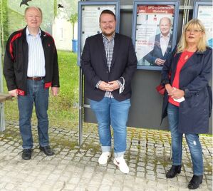 SPD-Bundestagskandidat Severin Eder (mi.), Barbara Scharf (re.) und Dr. Bernd Vilsmeier