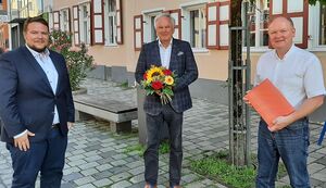 Severin Eder (li.) und Bernd Vilsmeier (re.) gratulierten Udo Egleder zu seinem 70. Geburtstag