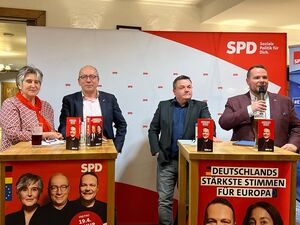 (v.li.) Maria Noichl MdEP, Thomas Rudner MdEP, Rudi Gallenberger (IGM) und SPD-Europakandidat Severin Eder