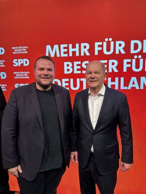 Severin Eder im Gespräch mit Bundeskanzler Olaf Scholz.