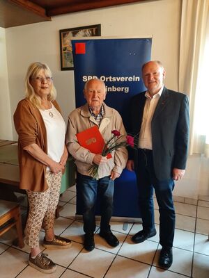 Barbara Scharf (li.) und Dr. Bernd Vilsmeier (re.) bedankten sich bei Sepp Vilsmeier (mi.)