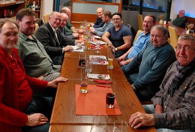 Bürgermeisterkandidat Dr. Bernd Vilsmeier (3.v.li.) diskutierte mit interessierten Bürgern