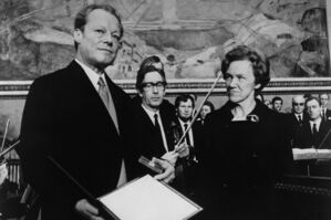 Am 10.12.1971 wurden Bundeskanzler Willy Brandt die Urkunde und die Medaille des Friedens-Nobelpreises überreicht