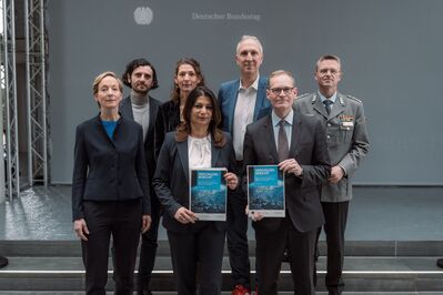 Enquete Kommission hält Abschlussbericht in der Hand