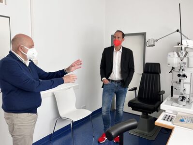 MdB Christoph Schmid im Augenzentrum Dillingen im Gespräch