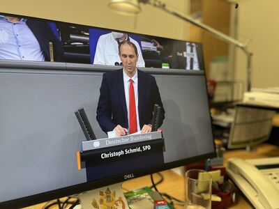 MdB Christoph Schmid am Rednerpult des Plenarsaales des Deutschen Bundestages