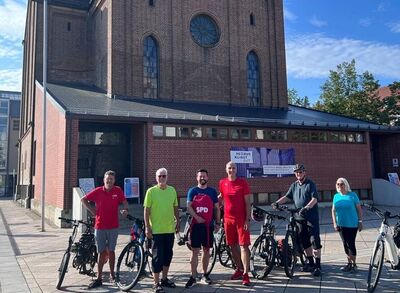 Mit im Gepäck: ein SPD-Rucksack, der an jeder Station mit lokalen Leckereien befüllt wird (Fotos: privat)