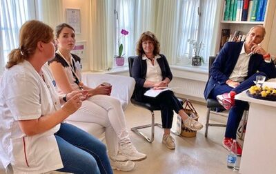 MdB Martina Stamm-Fibich und MdB Christoph Schmid beim Gespräch in der Praxis von Frau Dr. Völkl